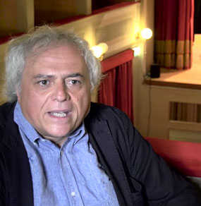 Andrea Tagliapietra viene intervistato seduto nel palchetto di galleria un teatro, vediamo il palco sullo sfondo